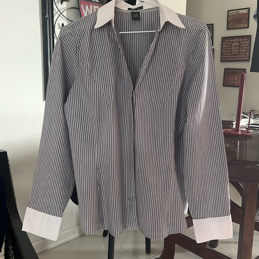 Zoe D pin stripe blouse with white collar and white sleeve cuffs